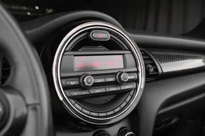 MINI Cooper S Cabriolet — Décapotable dynamique, orange métallisée, entretien récent — Miniatura 18