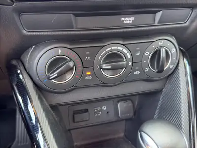 Mazda 2 SKYACTIV-G 90 — Citadine automatique économe, quasi neuve avec 8 pneus — Thumbnail 16