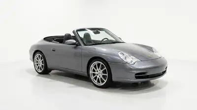 Porsche 911 Cabriolet 2004 — Sportive légendaire avec Hardtop, 320 ch, entretenue — exterior view