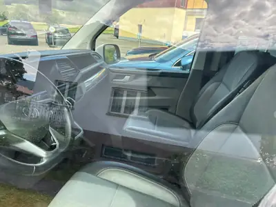 VW T6.1 Caravelle Highline — Monospace 8 places, cuir, seulement 62'000 km — interior