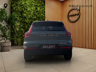 Volvo XC40 2.0 B4 MH Plus Dark 2024 — SUV hybride essence, 15 600 km seulement — intérieur