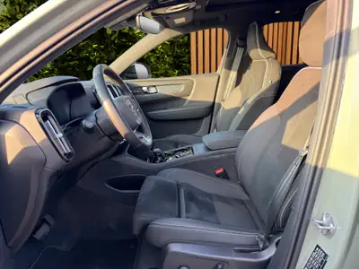 Volvo XC40 2.0 B4 MH Plus Dark 2024 — SUV hybride essence, 15 600 km seulement — Miniature 10