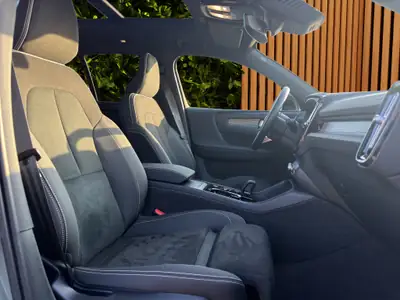 Volvo XC40 2.0 B4 MH Plus Dark 2024 — SUV hybride essence, 15 600 km seulement — Miniature 15