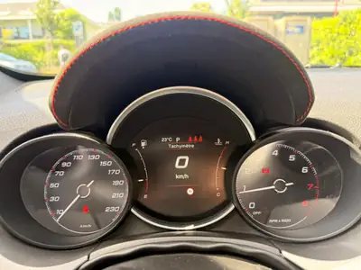 Fiat 500X 1.3 GSE Sport — Citadin urbain compact, sièges cuir chauffants et GPS intégrés — Miniature 8