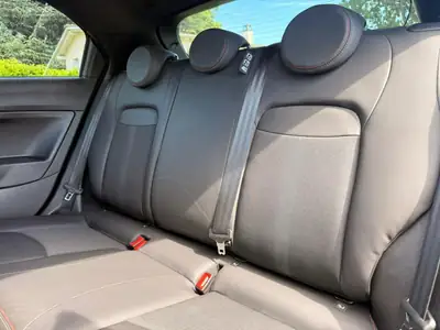 Fiat 500X 1.3 GSE Sport — Citadin urbain compact, sièges cuir chauffants et GPS intégrés — Miniature 18