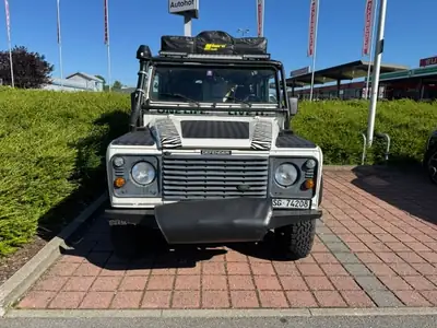 Land Rover Defender 2.5 TDi Station Wagon — Légende 4x4 avec équipements d'expédition — Seitenansicht