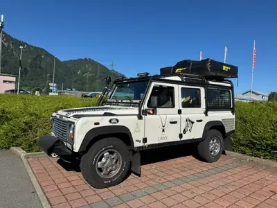 Land Rover Defender 2.5 TDi Station Wagon — Légende 4x4 avec équipements d'expédition — Außenansicht