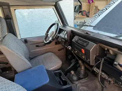 Land Rover Defender 2.5 TDi Station Wagon — Légende 4x4 avec équipements d'expédition — Innenraum