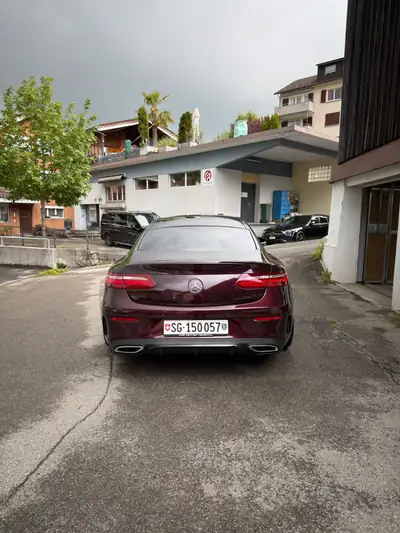 Mercedes-Benz E 220 d Limousine — Élégance diesel, 171'000 km, sans sinistre — Heckansicht