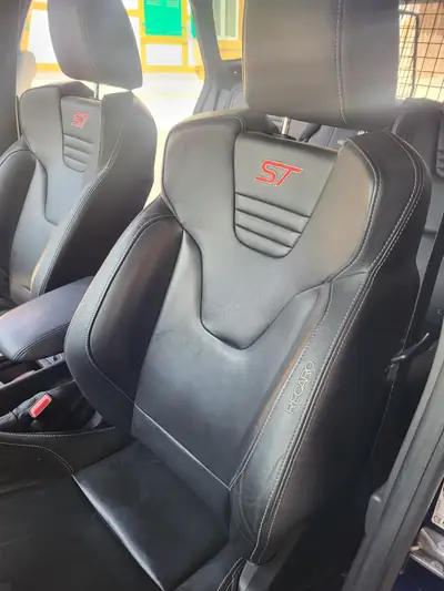 Ford Focus 2.0i EcoBoost ST-3 — Break sportif 250 ch, consommation maîtrisée — Innenraum
