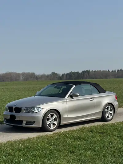 BMW 120i Cabriolet — Roadster élégant, moteur 170 ch et toit ouvert — vue extérieure
