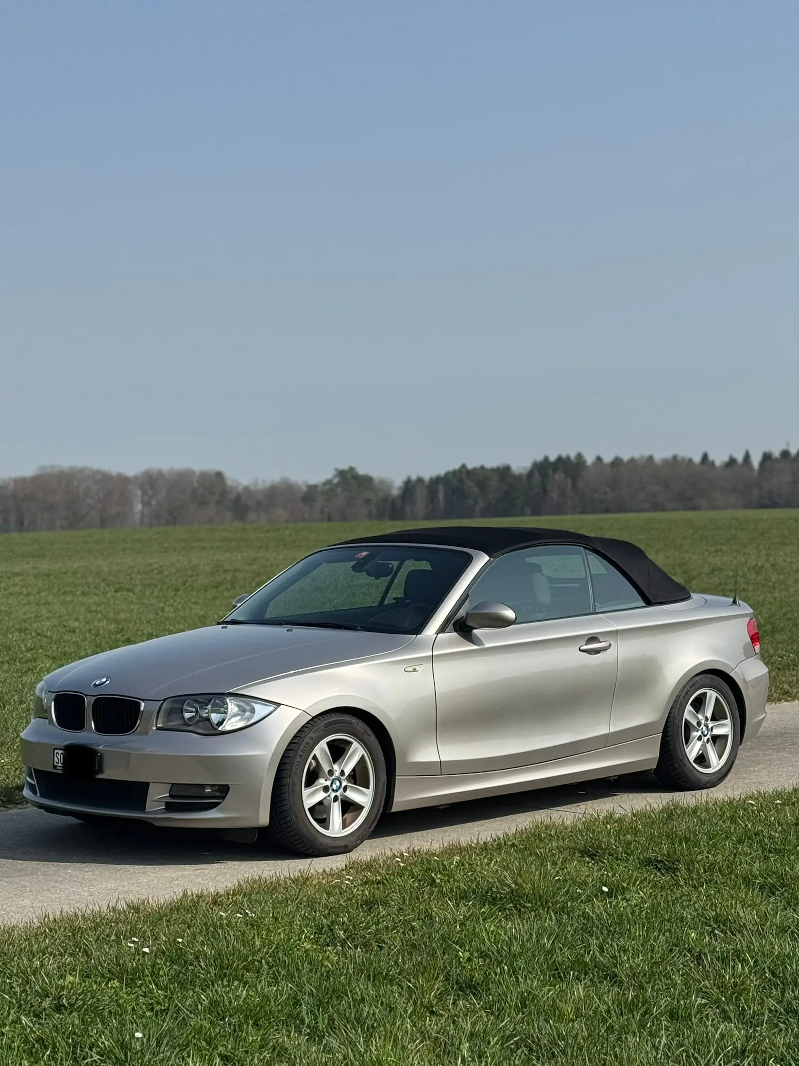 BMW 120i Cabriolet — Roadster élégant, moteur 170 ch et toit ouvert — vue extérieure