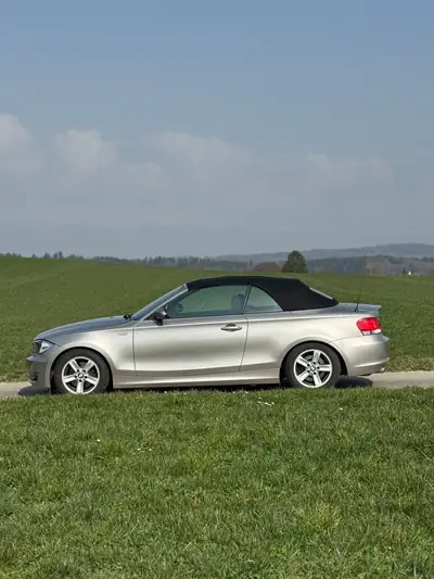 BMW 120i Cabriolet — Roadster élégant, moteur 170 ch et toit ouvert — côté