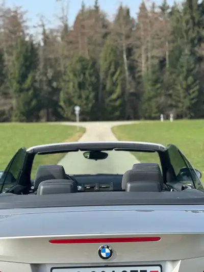 BMW 120i Cabriolet — Roadster élégant, moteur 170 ch et toit ouvert — détail