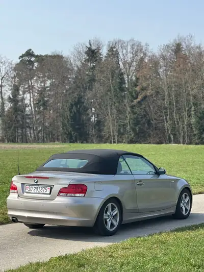 BMW 120i Cabriolet — Roadster élégant, moteur 170 ch et toit ouvert — tableau de bord
