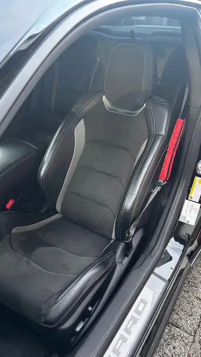 Chevrolet Camaro 6.2 V8 Sport — Coupé musclé américain, 453 ch et faible kilométrage — interni
