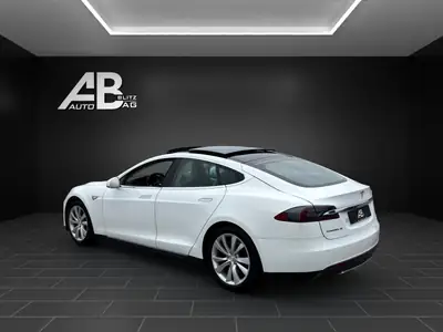 Tesla Model S 85 — Berline électrique haute performance, Supercharging gratuit à vie — rear view