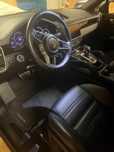 Porsche Cayenne 4.0 V8 GTS — Performance brute et luxe SUV, 33'000 km seulement — fianco
