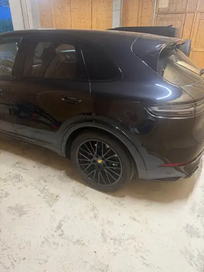 Porsche Cayenne 4.0 V8 GTS — Performance brute et luxe SUV, 33'000 km seulement — vista posteriore