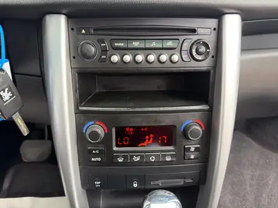 Peugeot 207 SW 1.6 16V Sport Automatic — Break spacieux, climatisation automatique et toit panoramique — Thumbnail 14