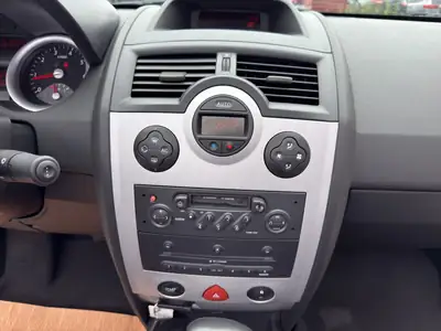 Renault Mégane C-C 2.0 16V — Cabriolet Dynamique, Toit Panoramique, Entretien Complet — Thumbnail 15