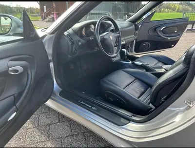 Porsche 911 Carrera 4S 3.6 — Cabriolet légendaire, 320 ch et transmission manuelle — dashboard