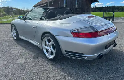 Porsche 911 Carrera 4S 3.6 — Cabriolet légendaire, 320 ch et transmission manuelle — interior