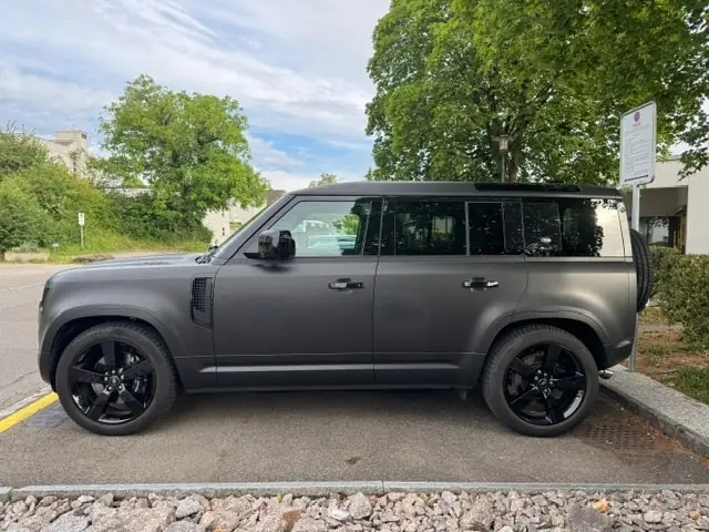 Land Rover Defender 5.0 V8 SC — Puissance brute et polyvalence légendaire — vue extérieure