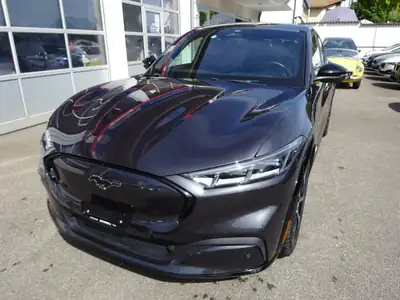 Ford Mustang MACH-E AWD 99 kWh — SUV électrique performant, 38'000 km seulement — exterior view