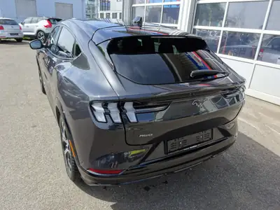 Ford Mustang MACH-E AWD 99 kWh — SUV électrique performant, 38'000 km seulement — side view