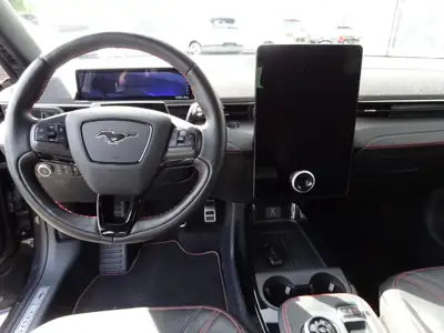 Ford Mustang MACH-E AWD 99 kWh — SUV électrique performant, 38'000 km seulement — Thumbnail 9