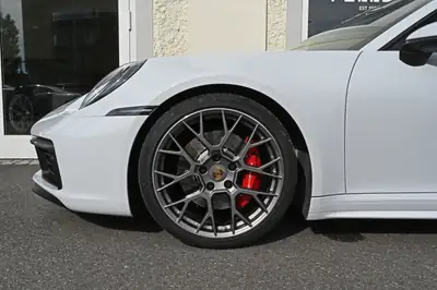 Porsche 911 Carrera 4S Cabriolet — Décapotable sportive berlinoise, 450 ch et très peu kilométrée — detail