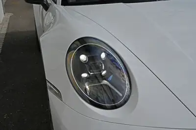 Porsche 911 Carrera 4S Cabriolet — Décapotable sportive berlinoise, 450 ch et très peu kilométrée — interior