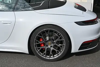 Porsche 911 Carrera 4S Cabriolet — Décapotable sportive berlinoise, 450 ch et très peu kilométrée — Thumbnail 8