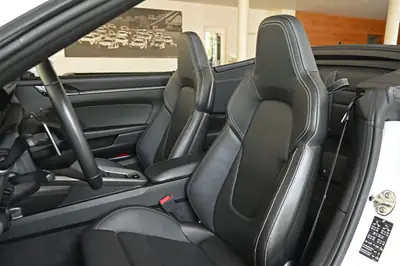Porsche 911 Carrera 4S Cabriolet — Décapotable sportive berlinoise, 450 ch et très peu kilométrée — Thumbnail 14