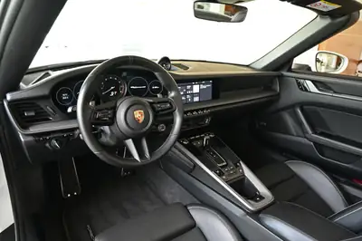 Porsche 911 Carrera 4S Cabriolet — Décapotable sportive berlinoise, 450 ch et très peu kilométrée — Thumbnail 15