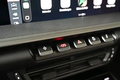 Porsche 911 Carrera 4S Cabriolet — Décapotable sportive berlinoise, 450 ch et très peu kilométrée — Thumbnail 20