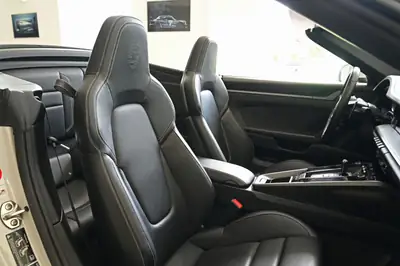 Porsche 911 Carrera 4S Cabriolet — Décapotable sportive berlinoise, 450 ch et très peu kilométrée — Thumbnail 27