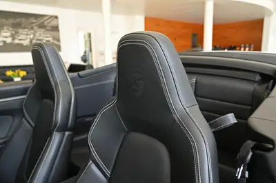 Porsche 911 Carrera 4S Cabriolet — Décapotable sportive berlinoise, 450 ch et très peu kilométrée — Thumbnail 25