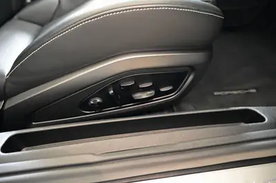 Porsche 911 Carrera 4S Cabriolet — Décapotable sportive berlinoise, 450 ch et très peu kilométrée — Thumbnail 29