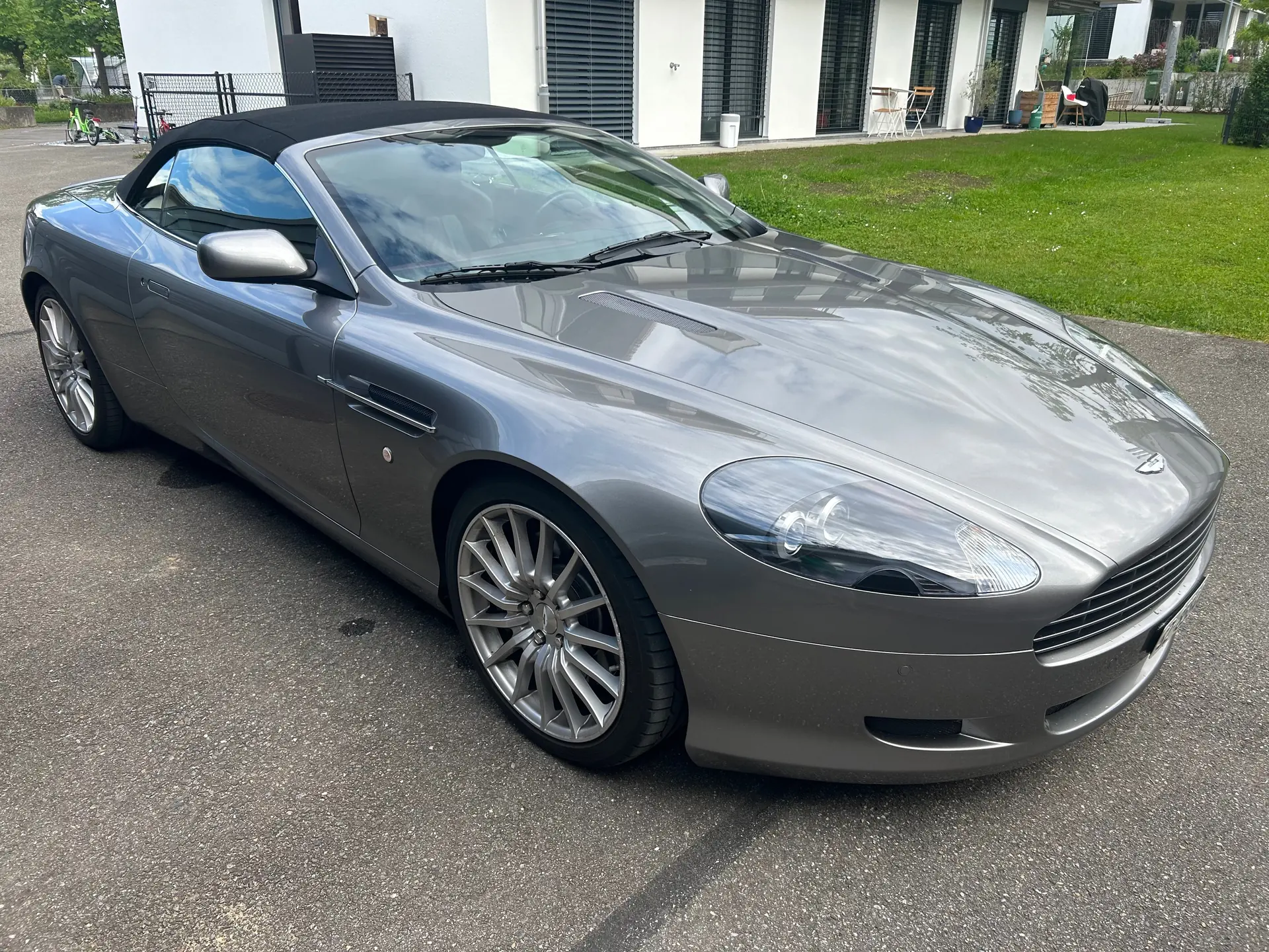 Aston Martin DB9 5.9 V12 — Cabriolet sportif de prestige, 74 000 km — Außenansicht
