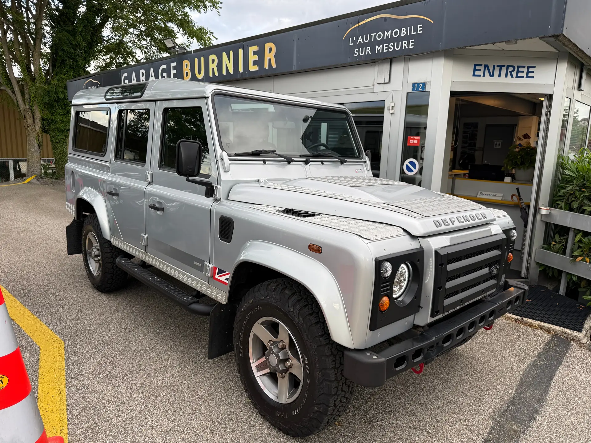 Land Rover Defender 110 2.2 TD4 — 7 places, robustesse légendaire et polyvalence