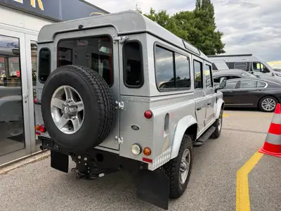 Land Rover Defender 110 2.2 TD4 — 7 places, robustesse légendaire et polyvalence — rear view