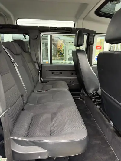 Land Rover Defender 110 2.2 TD4 — 7 places, robustesse légendaire et polyvalence — dashboard