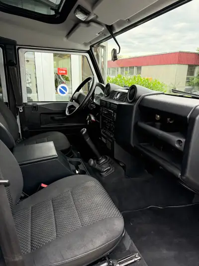 Land Rover Defender 110 2.2 TD4 — 7 places, robustesse légendaire et polyvalence — interior