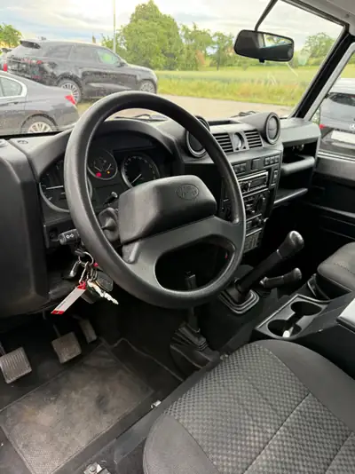 Land Rover Defender 110 2.2 TD4 — 7 places, robustesse légendaire et polyvalence — Thumbnail 7