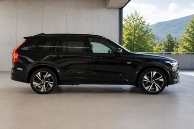 Volvo XC90 2.0 T8 R-Design — Hybride rechargeable premium, 97'000 km, 7 places — Heckansicht