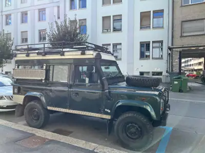 Land Rover Defender 110 Td5 — Véhicule de loisir aménagé 4x4, prêt au camping — côté