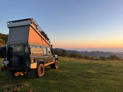 Land Rover Defender 110 Td5 — Véhicule de loisir aménagé 4x4, prêt au camping — détail