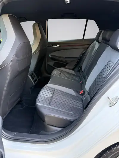 VW Golf 2.0 TDI R-Line DSG 4Motion — Diesel 150 ch, 4x4 intelligent et équipé premium — Thumbnail 12